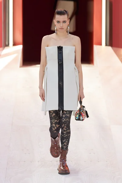 Look 10
